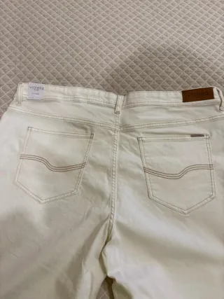 Pantalón vaquero flare blanco roto Violeta