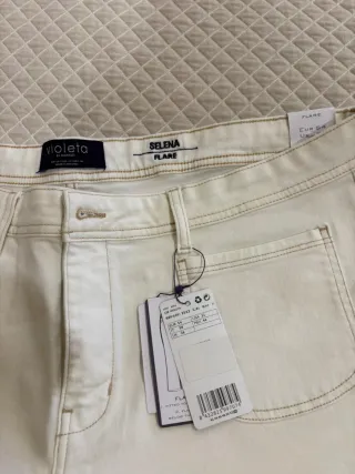 Pantalón vaquero flare blanco roto Violeta