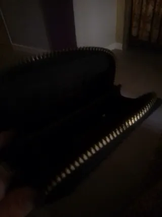 Monedero negro con cremallera