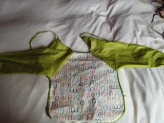 Babero impermeable con mangas talla 5-6 años