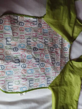 Babero impermeable con mangas talla 5-6 años