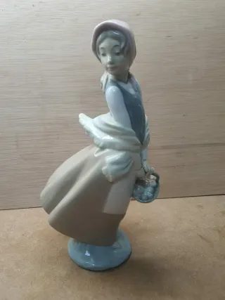 Figura Lladro Porcelana Niña Cesta