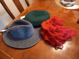 Sombrero gris, boina verde y fular rojo