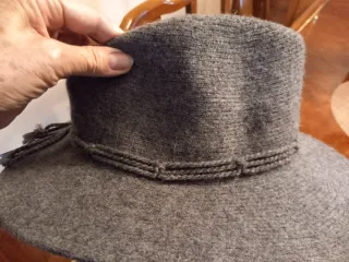 Sombrero gris, boina verde y fular rojo