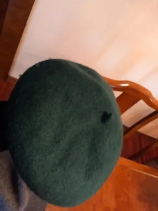 Sombrero gris, boina verde y fular rojo