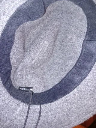 Sombrero gris, boina verde y fular rojo