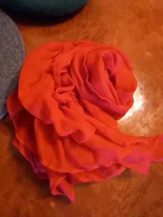 Sombrero gris, boina verde y fular rojo