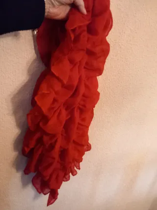 Sombrero gris, boina verde y fular rojo