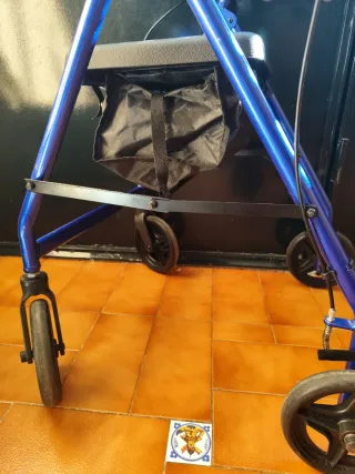 Andador azul con asiento