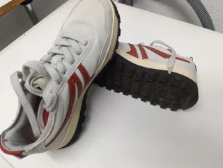 Zapatillas casuales blancas y rojas