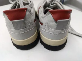 Zapatillas casuales blancas y rojas