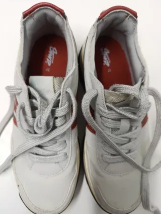 Zapatillas casuales blancas y rojas