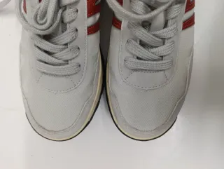 Zapatillas casuales blancas y rojas