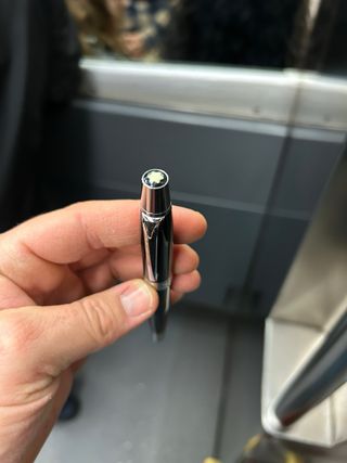 Bolígrafo negro con detalles plateados