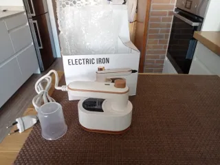 Mini plancha de viaje dorada y blanca