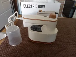 Mini plancha de viaje dorada y blanca