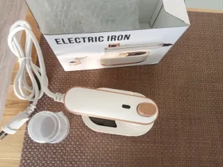 Mini plancha de viaje dorada y blanca