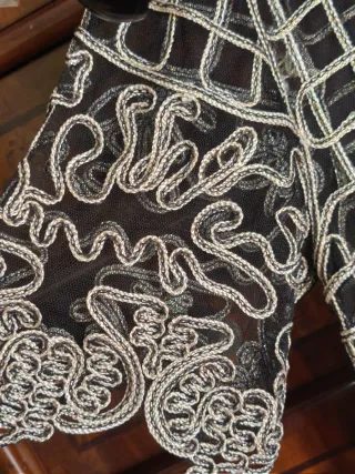 Preciosa chaqueta con diseño elegante y detalles