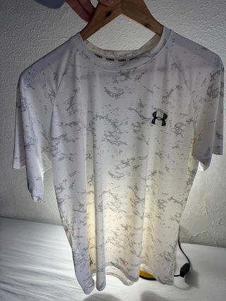 Camiseta Under Armour Gris y Blanca