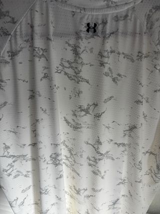 Camiseta Under Armour Gris y Blanca