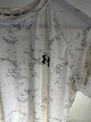 Camiseta Under Armour Gris y Blanca