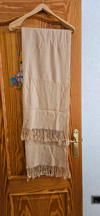 Bufanda beige con flecos