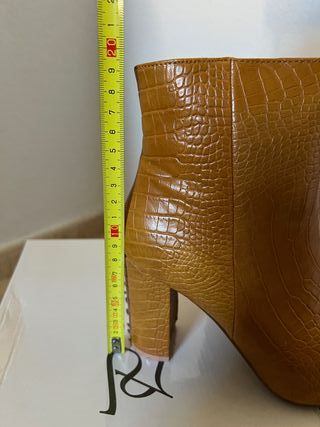 Botines con tacon color Camel  T 36