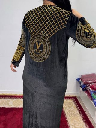 Vestido Negro con Detalles Dorados