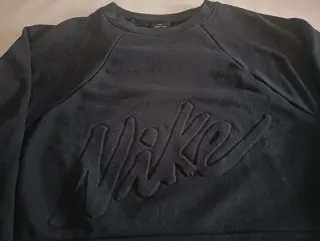 Sudadera Nike Negra con Logo en Relieve