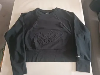 Sudadera Nike Negra con Logo en Relieve