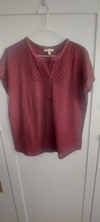 Camiseta burdeos estampada