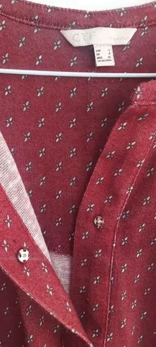 Camiseta burdeos estampada