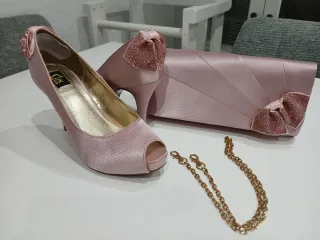 Zapatos tacón rosa y bolso mano con cadena