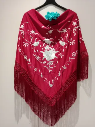 Mantoncillo bordado floral rojo