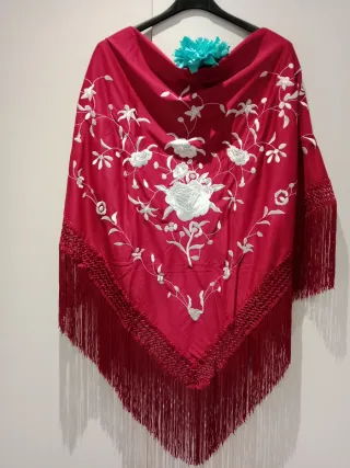 Mantoncillo bordado floral rojo