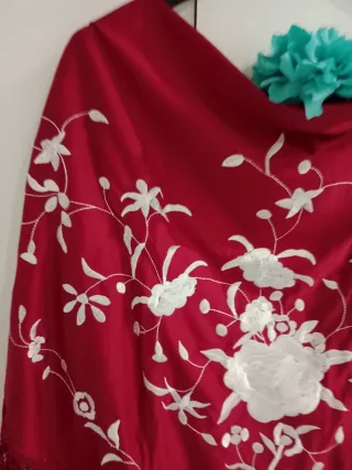 Mantoncillo bordado floral rojo