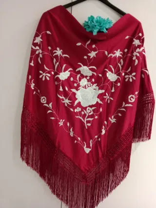 Mantoncillo bordado floral rojo