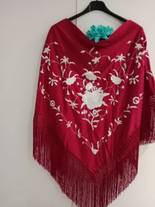Mantoncillo bordado floral rojo