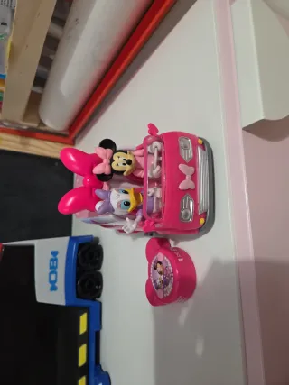 Coche rosa Minnie y Daisy teledirigido