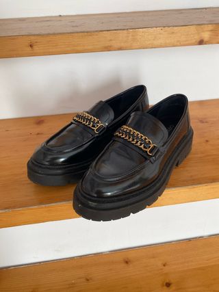 Zapatos CATWALK negros con cadena dorada