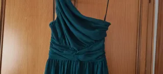 Vestido de fiesta verde asimétrico