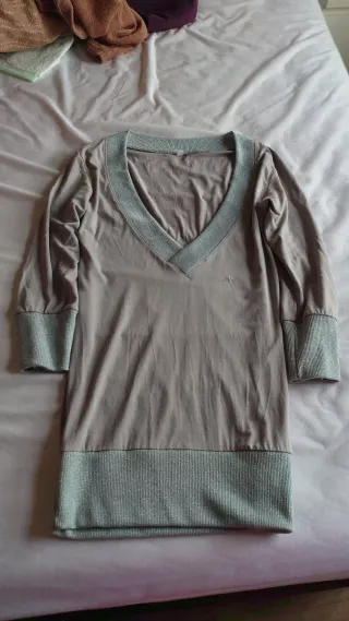 Camiseta escotada beige y plateada