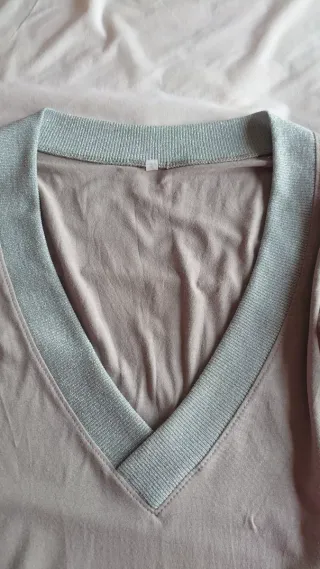 Camiseta escotada beige y plateada