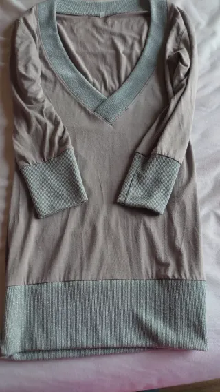 Camiseta escotada beige y plateada