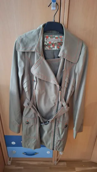 Gabardina verde con cinturón