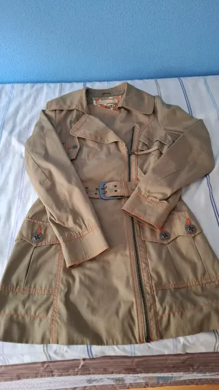 Gabardina verde con cinturón