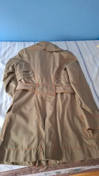 Gabardina verde con cinturón