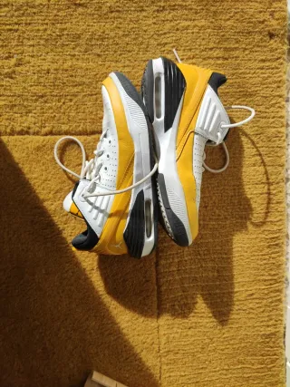 Zapatillas Nike Air Blancas y Amarillas.