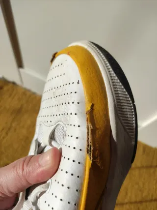 Zapatillas Nike Air Blancas y Amarillas.