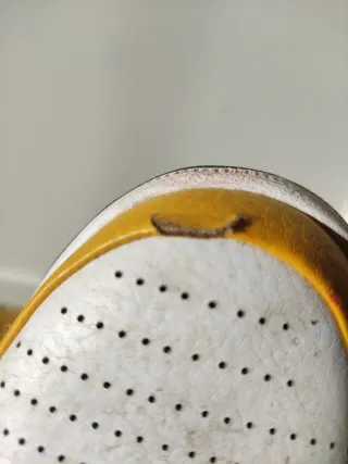 Zapatillas Nike Air Blancas y Amarillas.